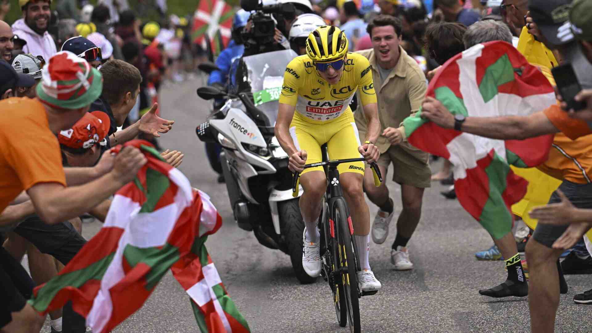 Come si diverte Pogacar a pedalare più forte di tutti