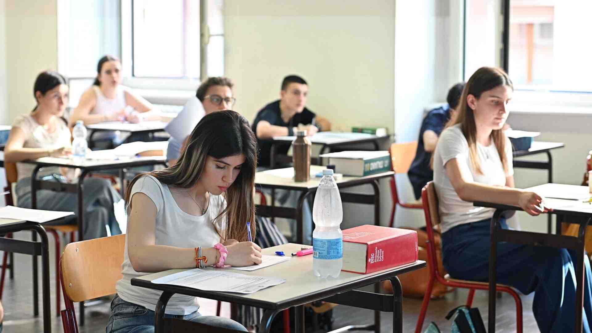 A scuola c’è molto da fare invece che telefonare e aspettare foto e messaggi