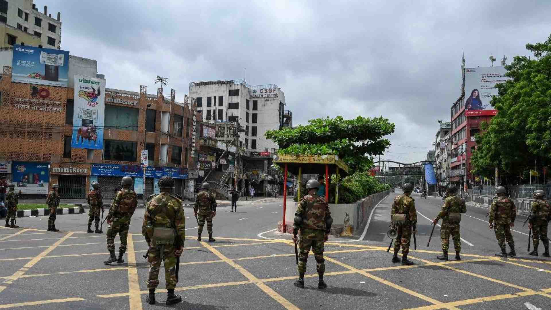 Caos in Bangladesh, l'esercito spara sui giovani manifestanti