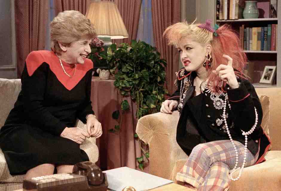 Un ricordo di Dr Ruth e dei suoi consigli liberi e gioiosi (nudi a letto solo se ce n’è motivo)