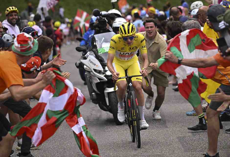 Come si diverte Pogacar a pedalare più forte di tutti