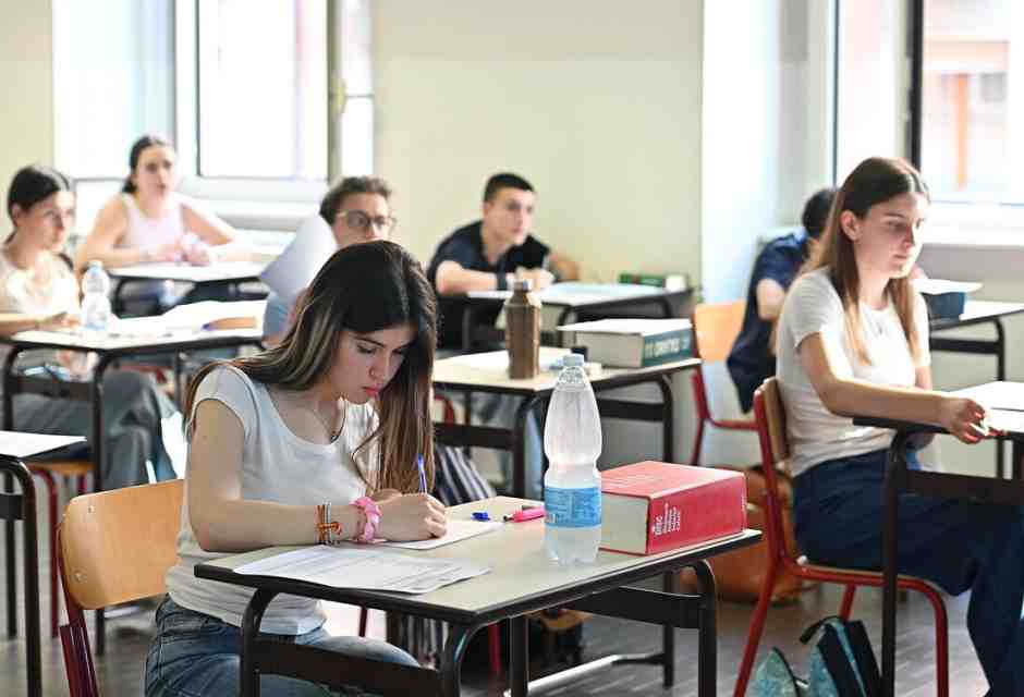 A scuola c’è molto da fare invece che telefonare e aspettare foto e messaggi