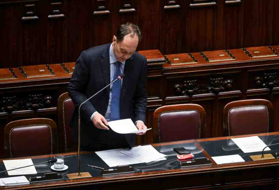 Palazzo Chigi detta i tempi: “Avanti con due decreti a settimana per camera”. O il Parlamento andrà in tilt