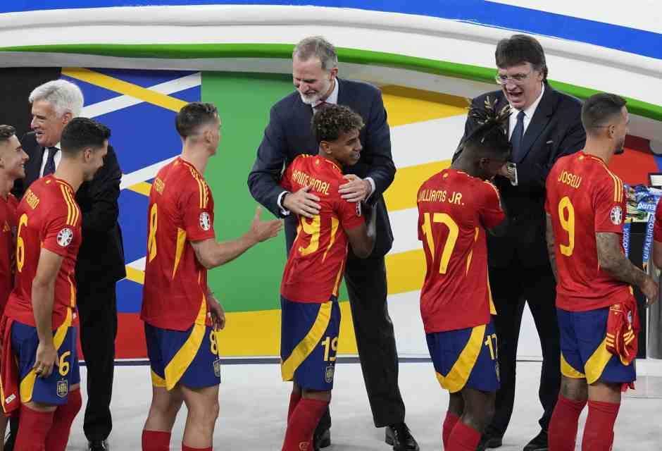 Due regni e un pallone. Dove va la monarchia spagnola