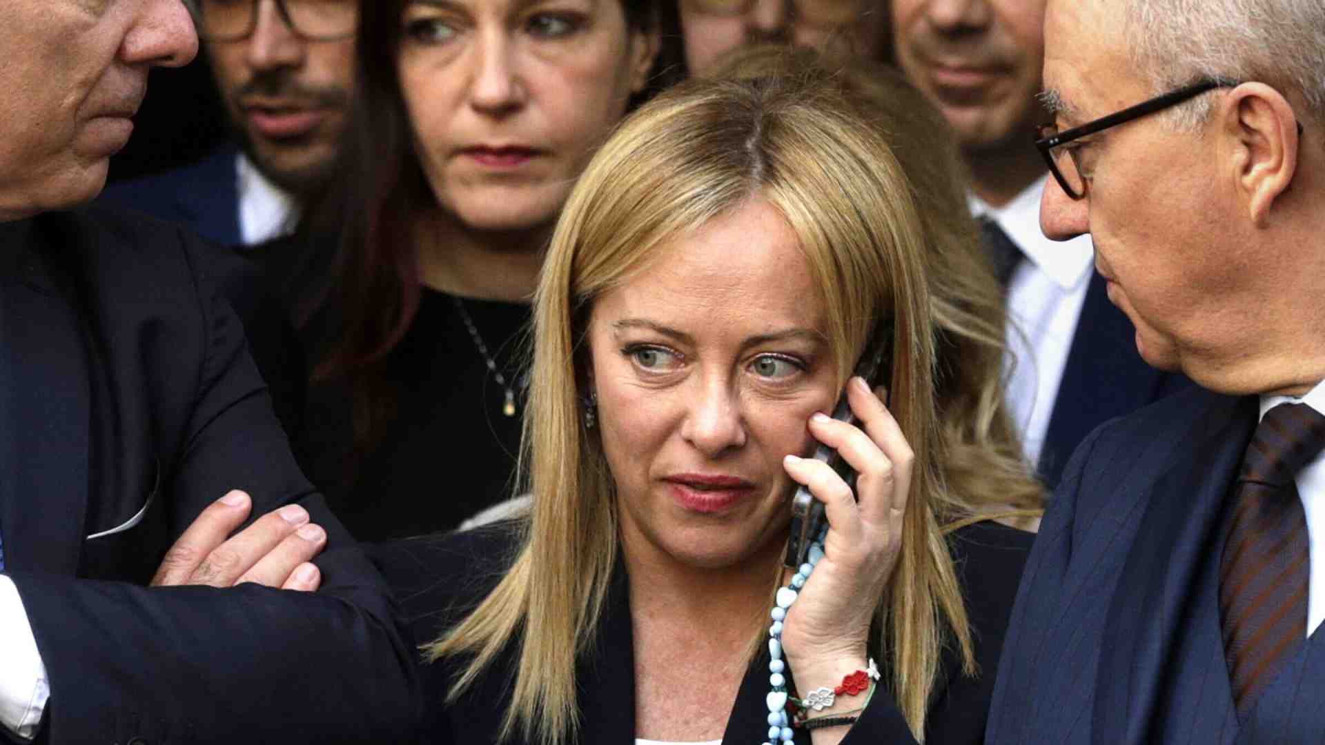 Meloni in Cina, ma senza smartphone. L'allarme per la sicurezza