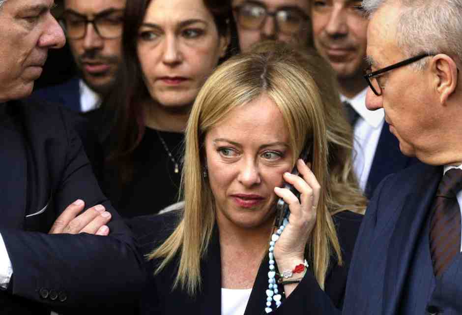 Meloni in Cina, ma senza smartphone. L'allarme per la sicurezza