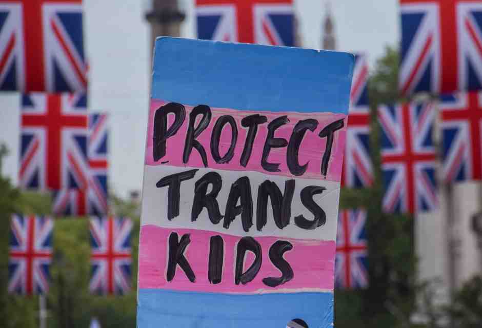 Il ricatto a Starmer: via il ban ai puberty blocker o aumenteranno i suicidi