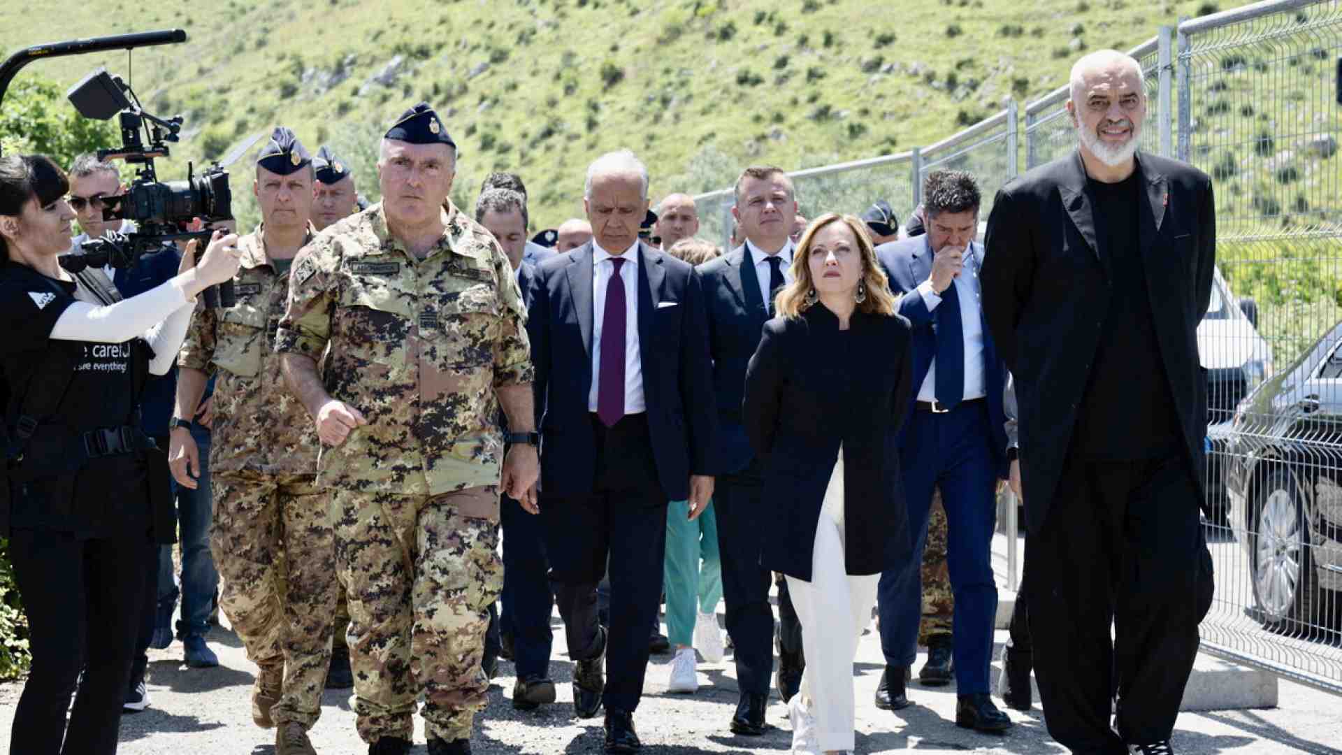 “I centri migranti in Albania? Soltanto dieci giorni di ritardo”, ci dice Crosetto. Ma a Chigi accusano la Difesa
