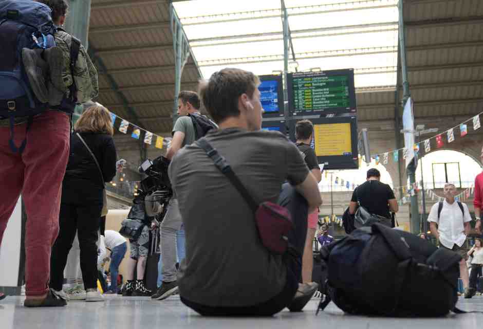 Attacchi ai treni ad alta velocità paralizzano la Francia nel giorno di apertura dei Giochi