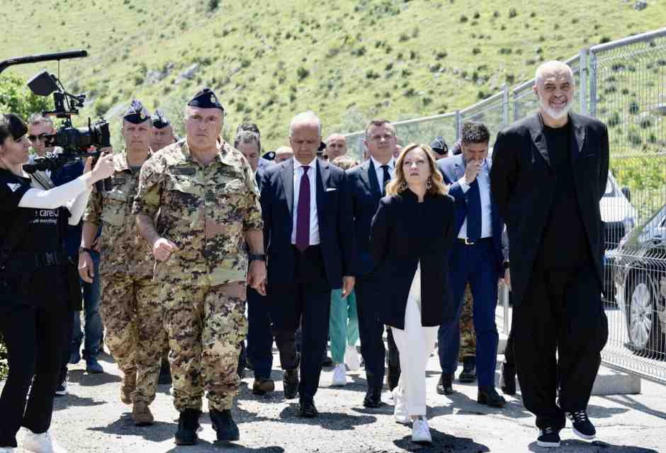 “I centri migranti in Albania? Soltanto dieci giorni di ritardo”, ci dice Crosetto. Ma a Chigi accusano la Difesa