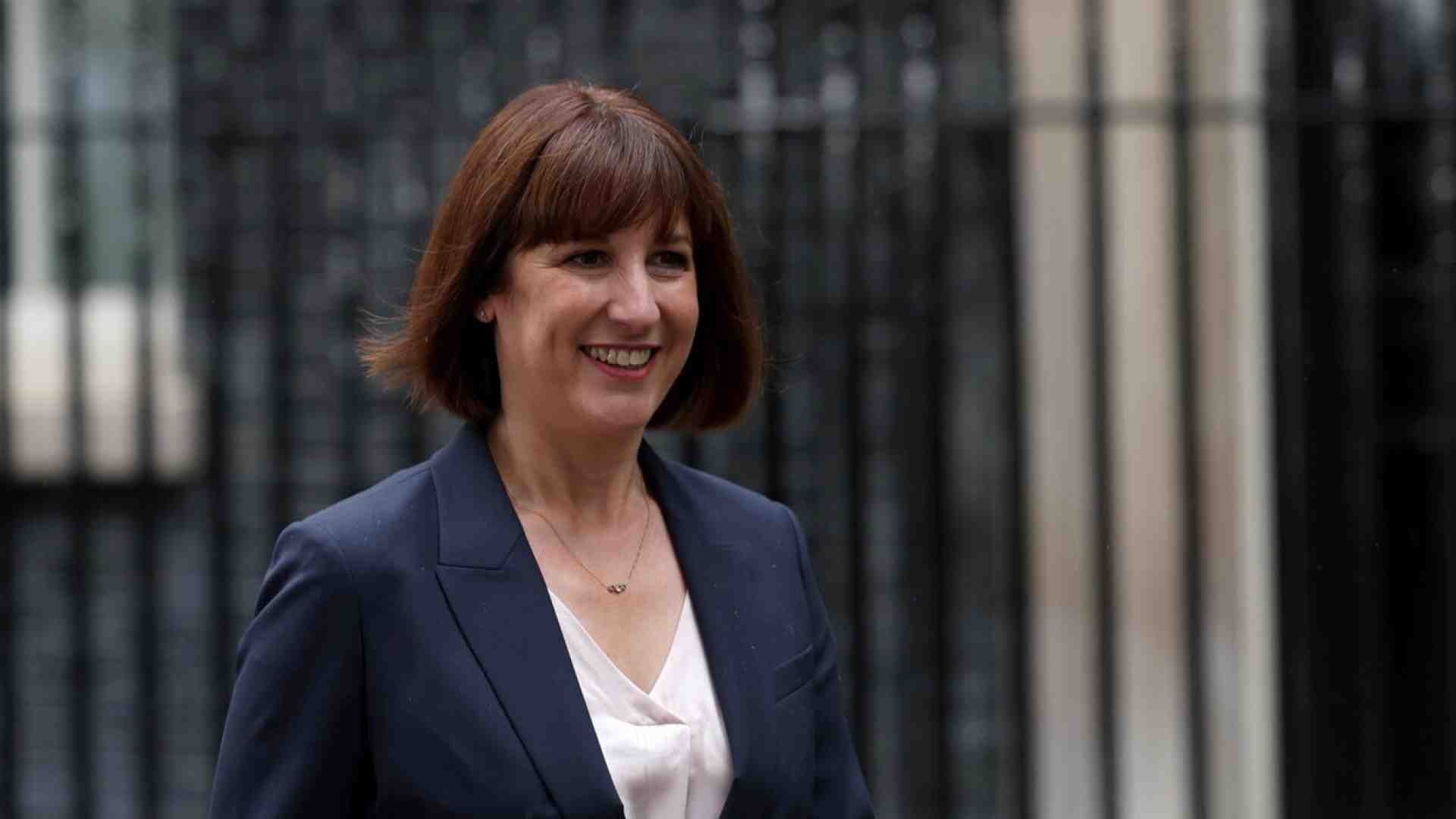 Rachel Reeves contro l'ossessione per le scuole private. Le sforbiciate laburiste