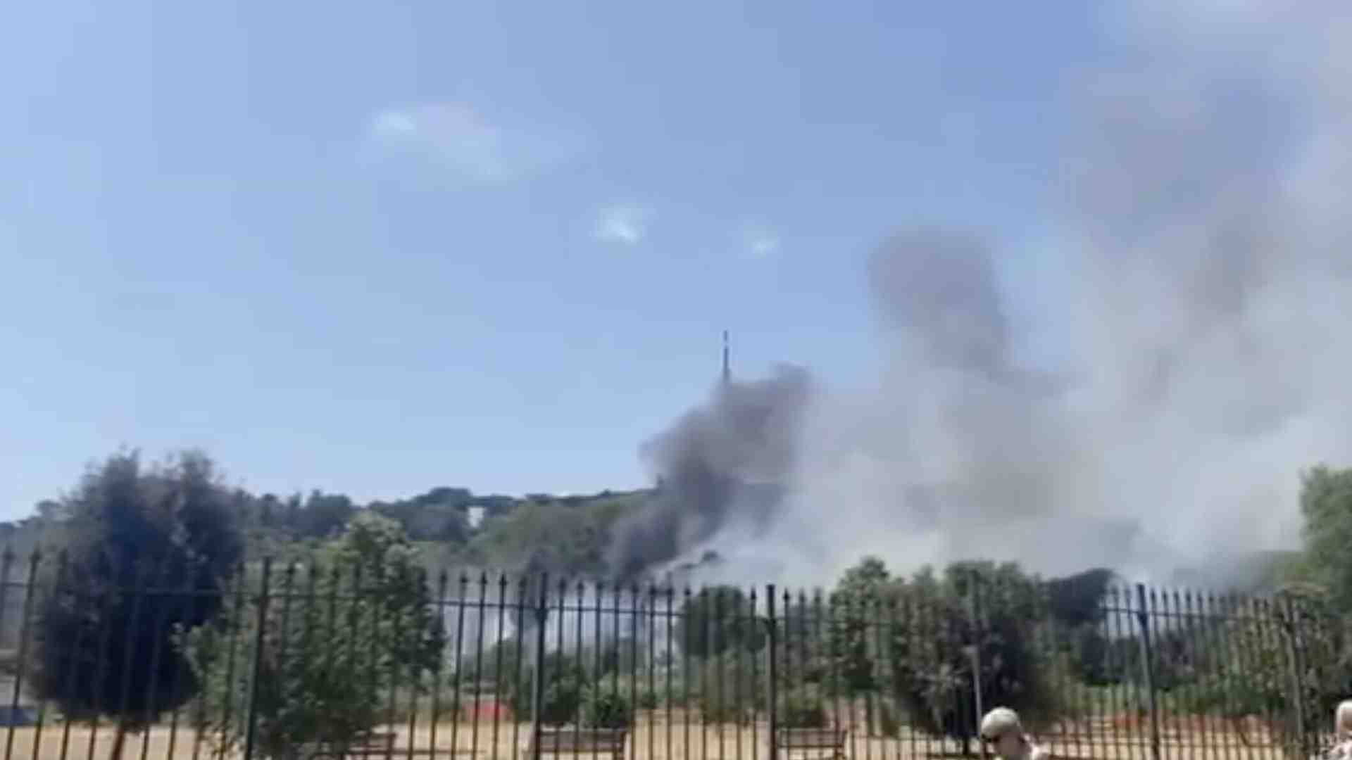 Roma, vasto incendio a ridosso del Tribunale di Piazzale Clodio