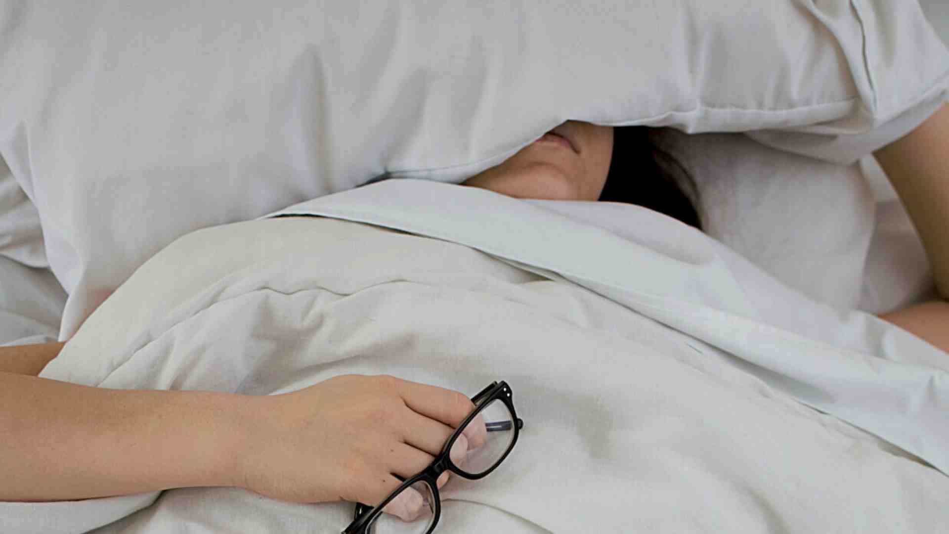 È boom di "sleep tourism", ma tanto invecchia e muore anche chi dorme otto ore