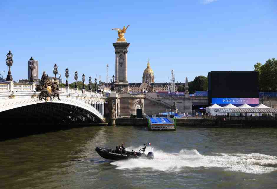 Gli inglesi contro il cibo francese, gli atleti come turisti sui vaporetti, la Senna sporca. Ahi, Parigi