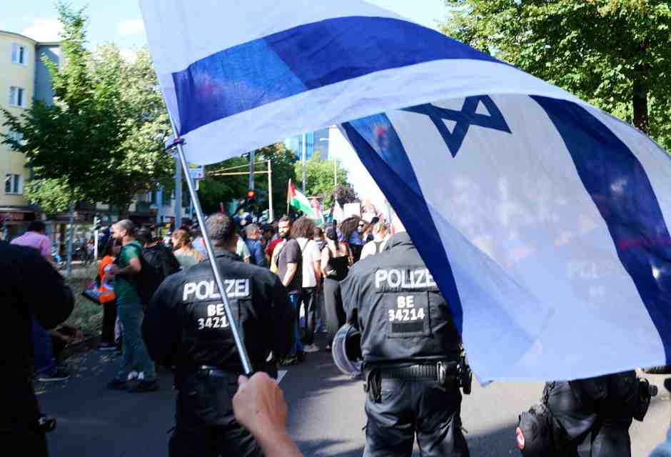 Combattere l'antisemitismo in tutti i canali senza paura di essere divisivi