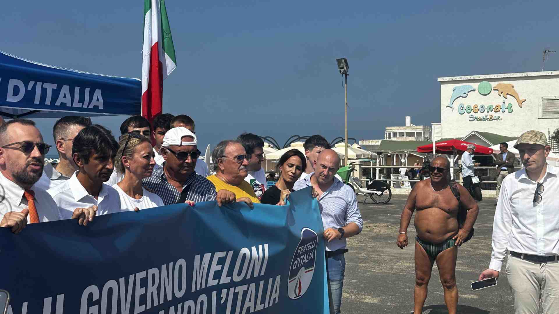 FdI on the beach. La risposta all’estate di Schlein è un tour sulle spiagge per spiegare le riforme