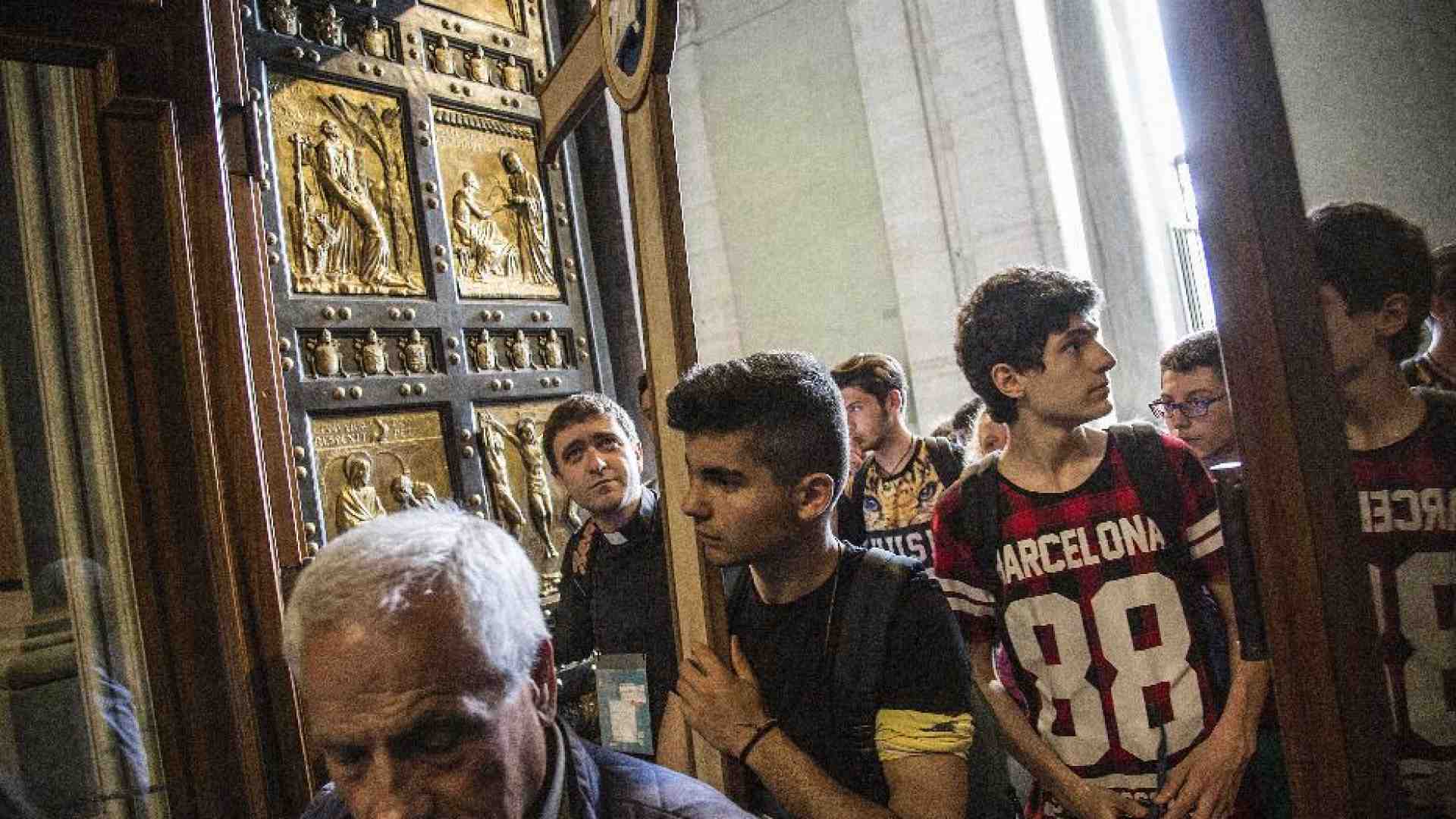 Porte Sante solo a San Pietro, nelle 3 basiliche papali e in un carcere
