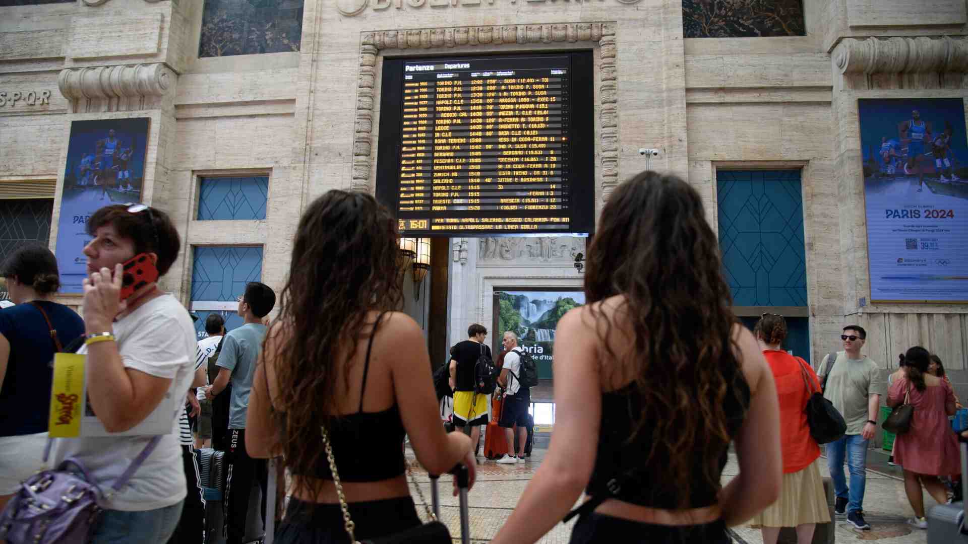 Salvini gioca a fare il sovranista ma non si cura della vera odissea dell’estate italiana: i trasporti