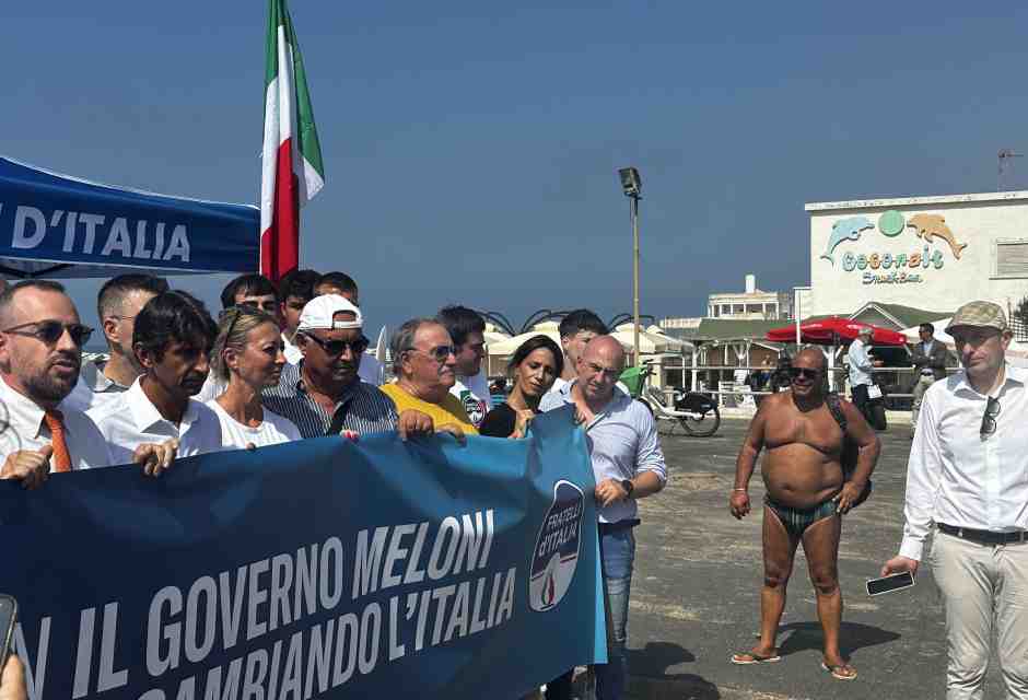 FdI on the beach. La risposta all’estate di Schlein è un tour sulle spiagge per spiegare le riforme