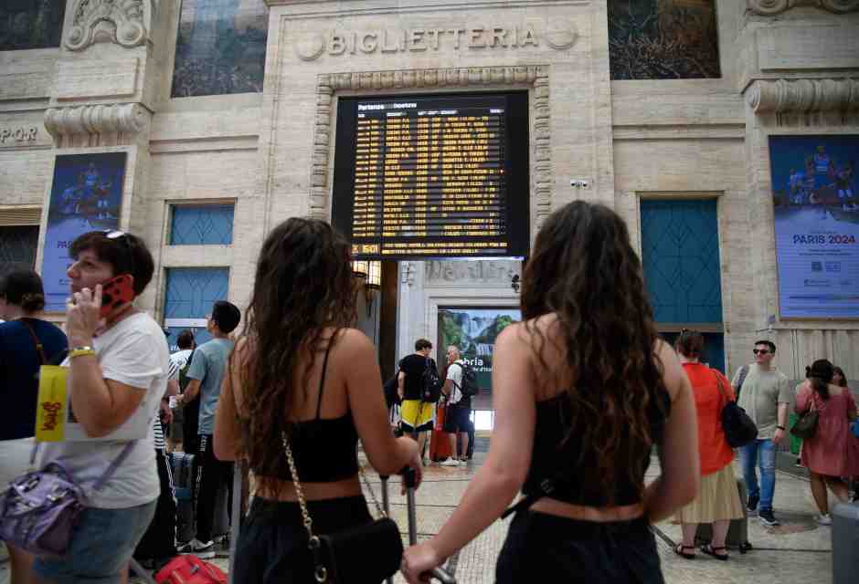 Salvini gioca a fare il sovranista ma non si cura della vera odissea dell’estate italiana: i trasporti