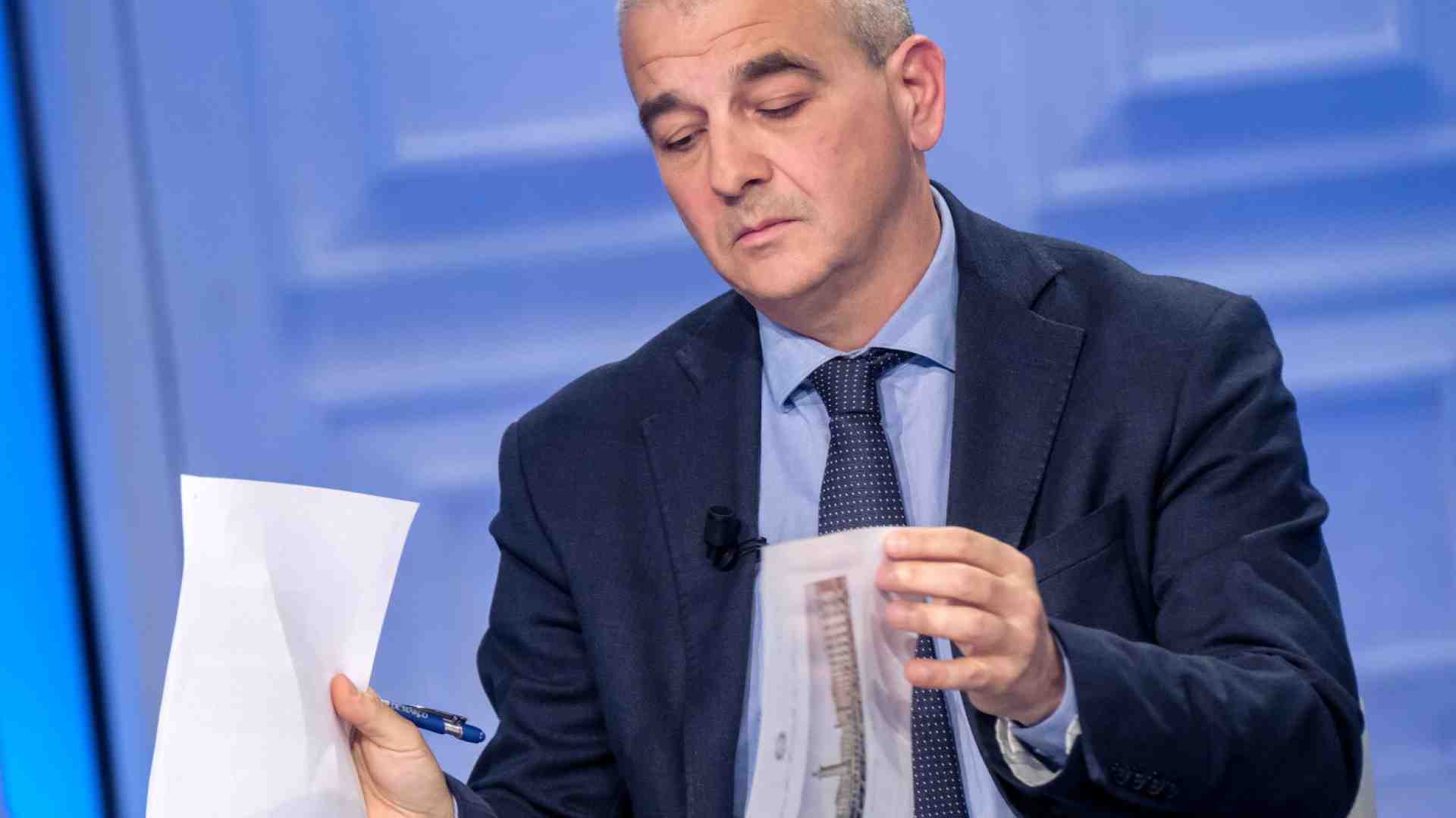 Apocalypse Fazzolari: le paure, le idee estive, la giornata del colonello di Meloni