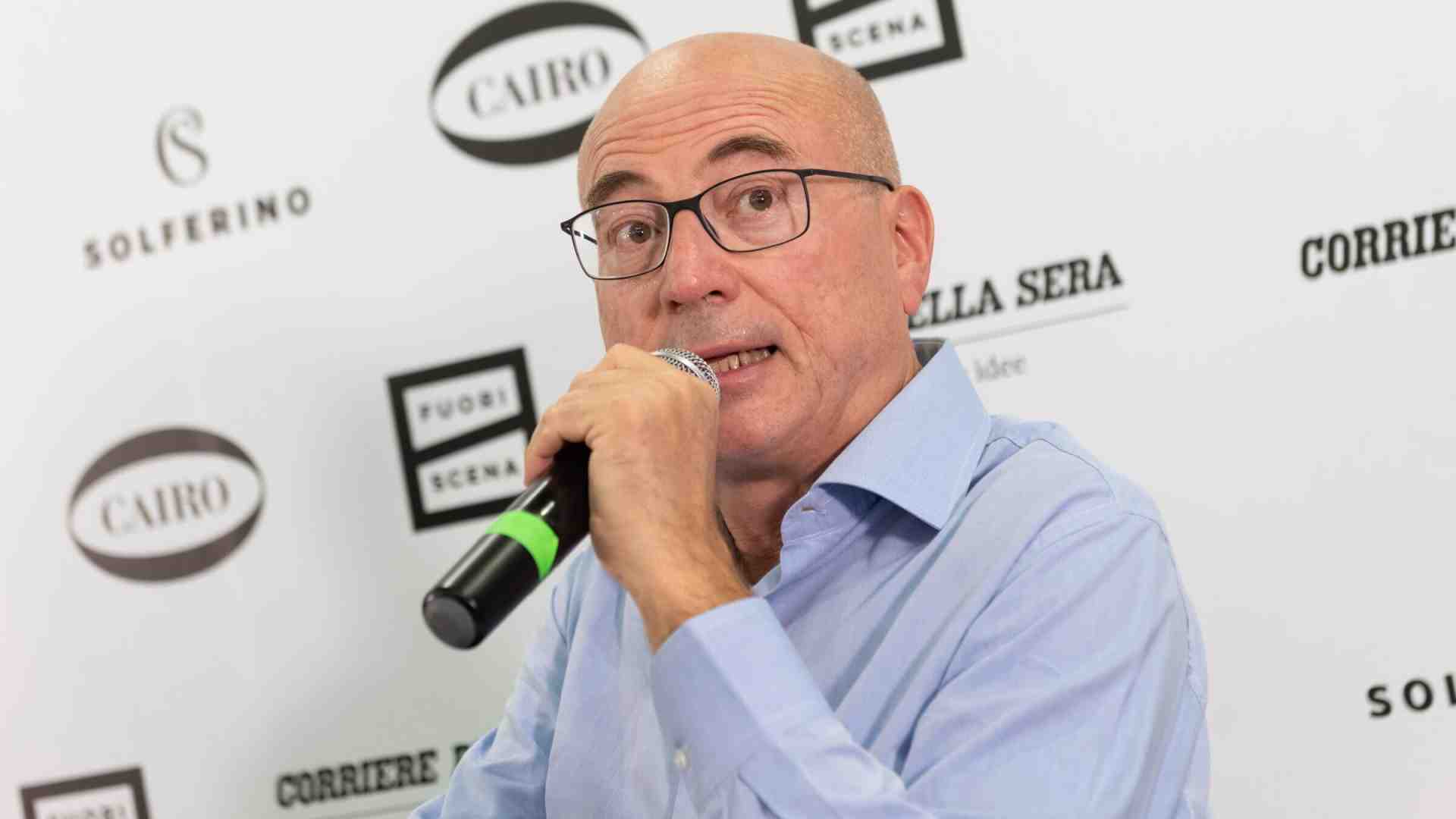 Musica troppo alta e bus che non passano. Date una birra al povero Cazzullo