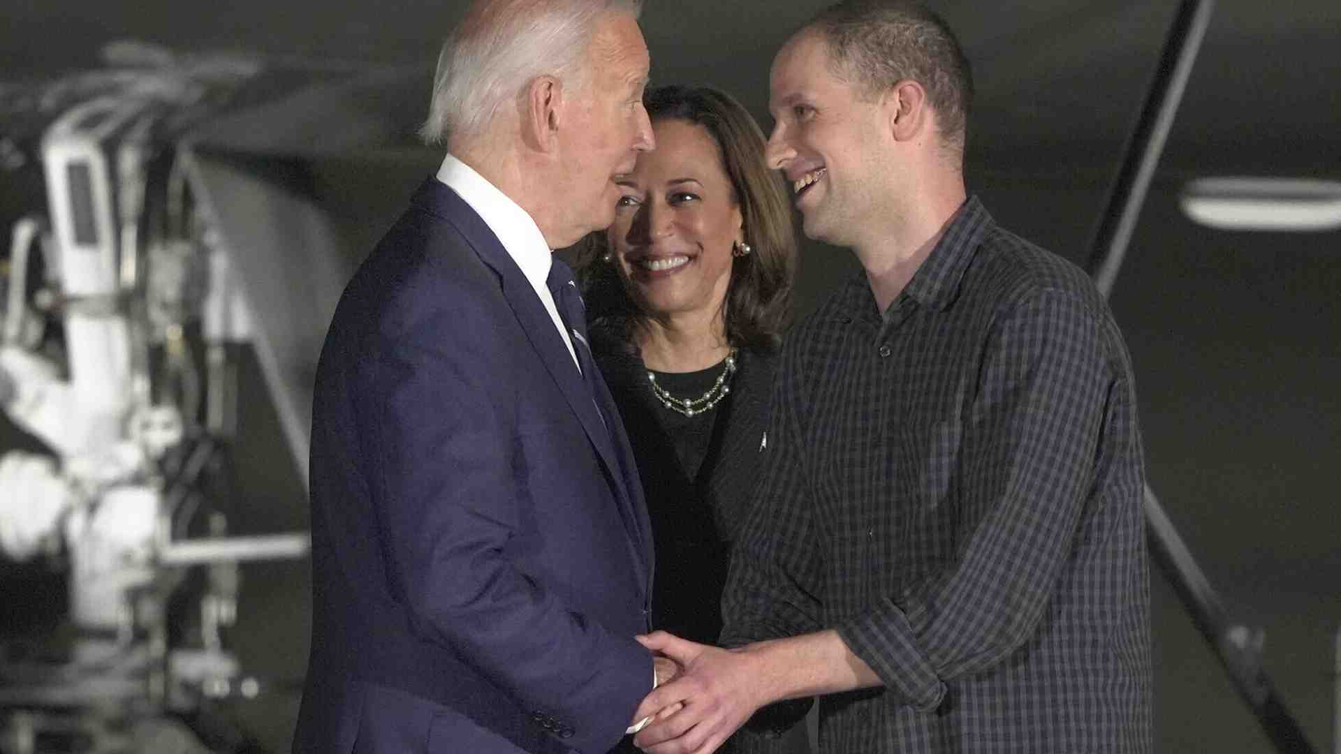 Biden e Harris accolgono i prigionieri rientrati negli Stati Uniti dopo il maxi scambio con la Russia
