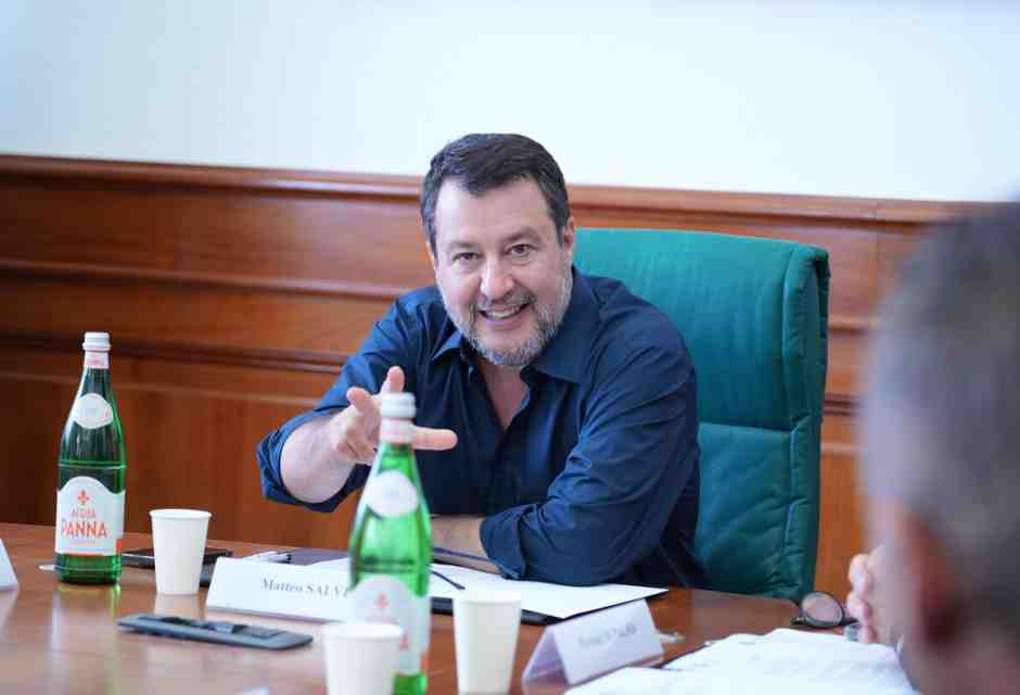 Per liberalizzare il settore dei taxi Salvini e Rixi si fanno aiutare dall'avvocato dei tassisti