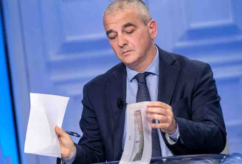 Apocalypse Fazzolari: le paure, le idee estive, la giornata del colonello di Meloni