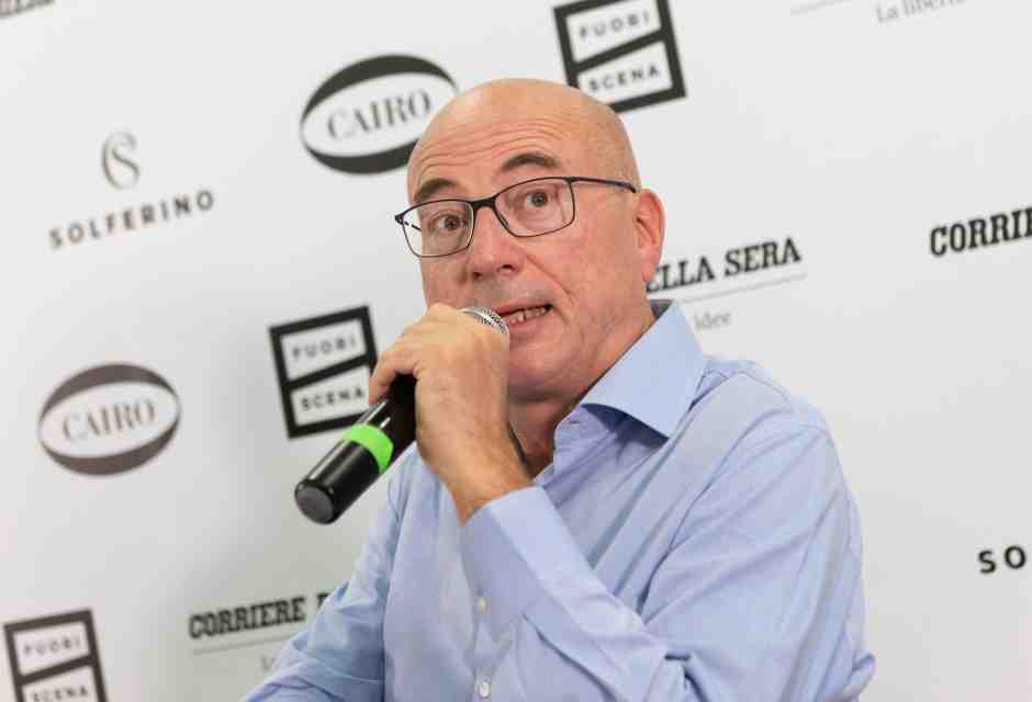 Musica troppo alta e bus che non passano. Date una birra al povero Cazzullo