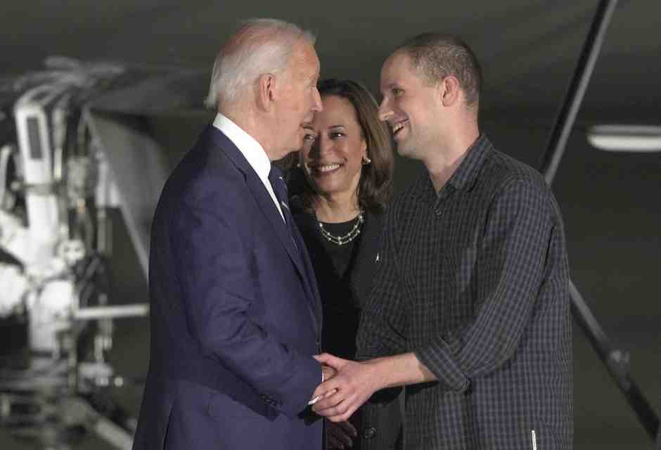 Biden e Harris accolgono i prigionieri rientrati negli Stati Uniti dopo il maxi scambio con la Russia