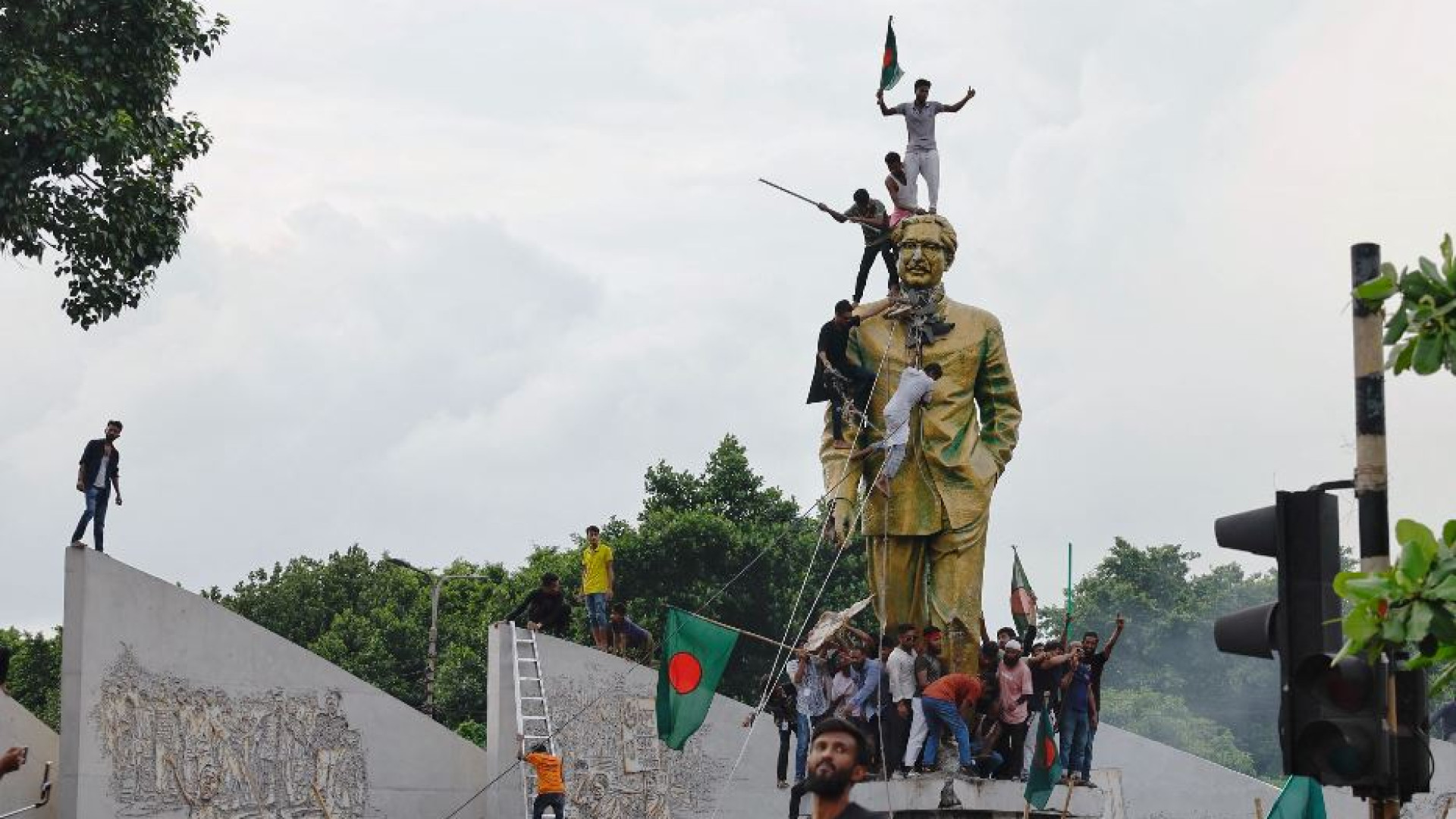 Bangladesh, l'esercito toglie il coprifuoco e riapre le scuole