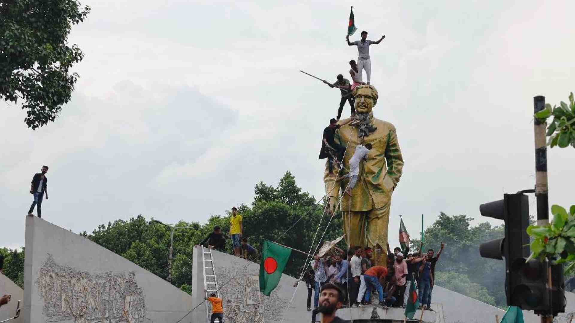 Bangladesh, l'esercito toglie il coprifuoco e riapre le scuole