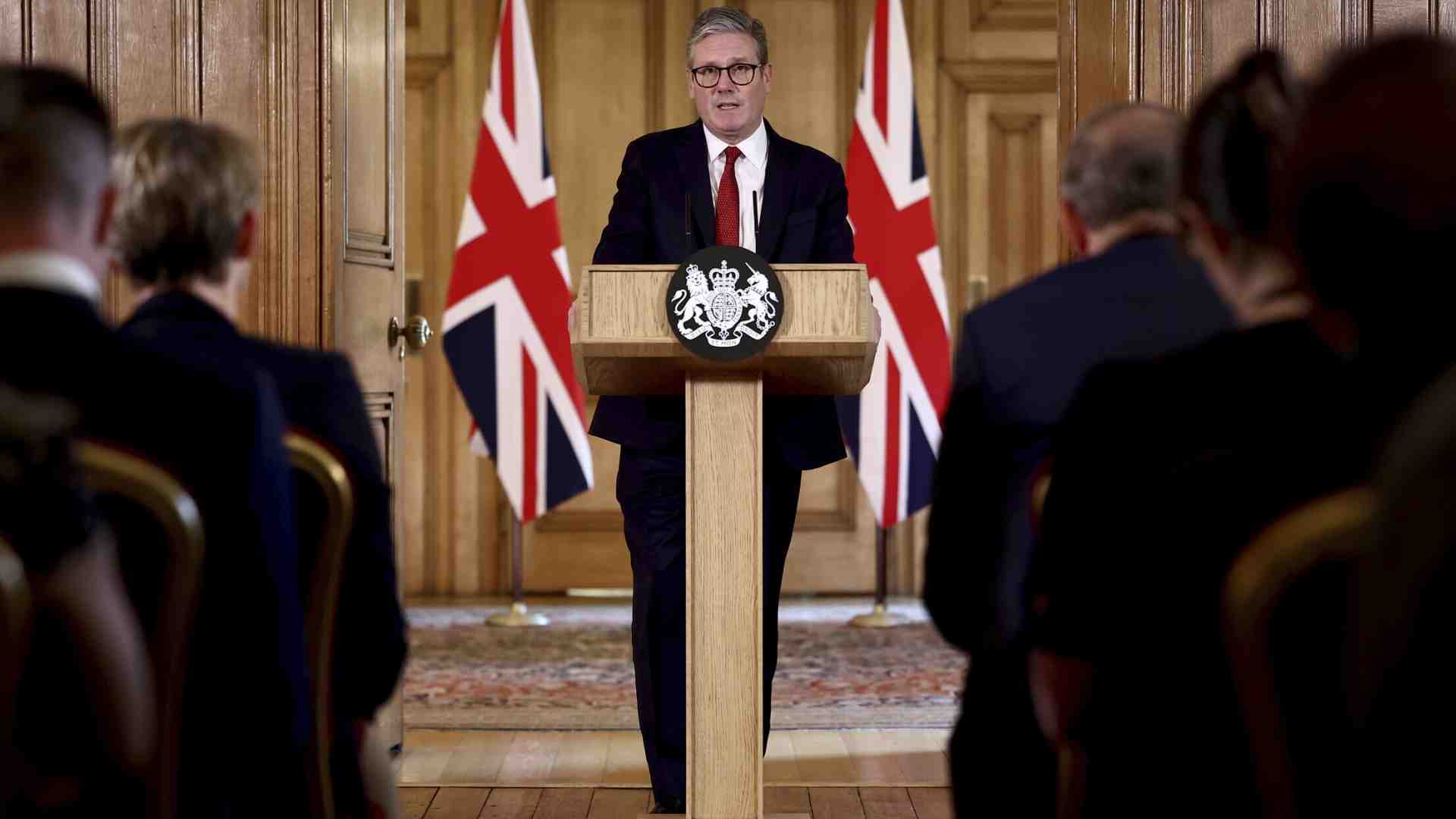 Dopo le violenze, nel Regno Unito  Starmer promette giustizia anche online