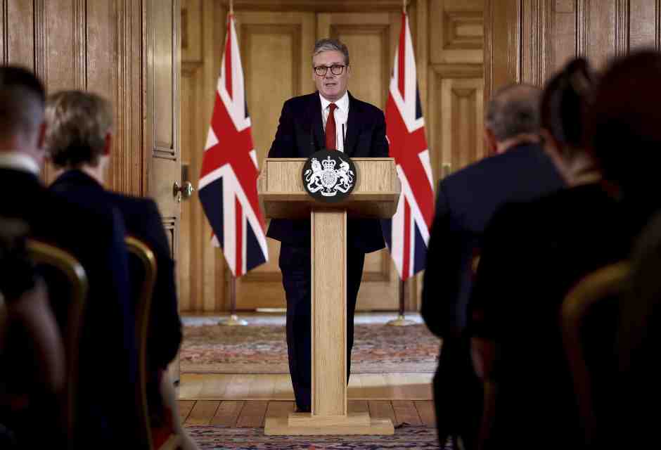 Dopo le violenze, nel Regno Unito  Starmer promette giustizia anche online