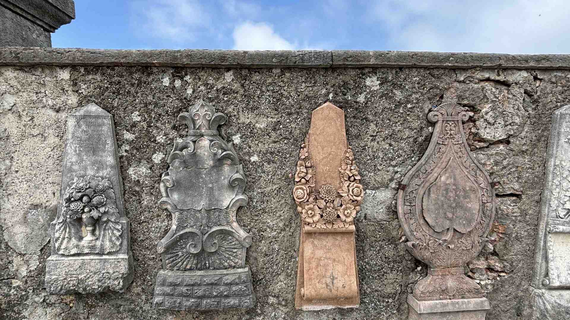 Tra queste lapidi antiche riposa pure una suora in odor di santità