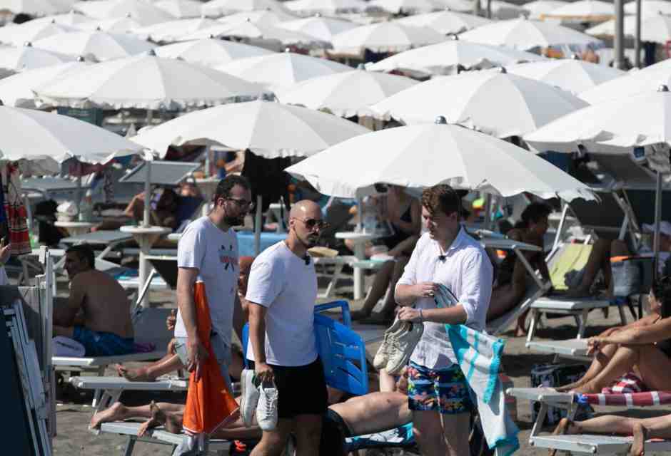 L’assurdo degli ombrelloni chiusi