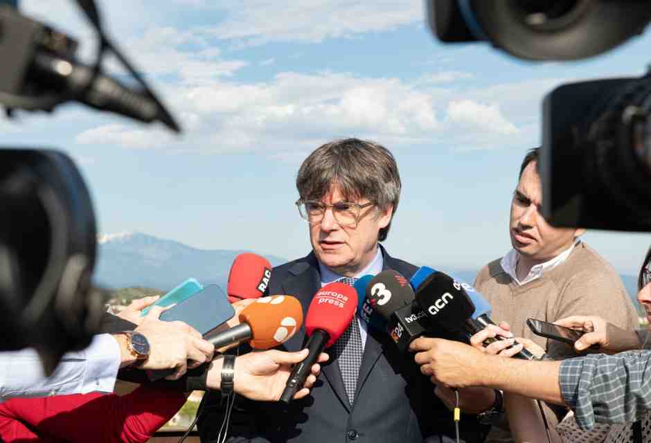 La fuga al contrario di Puidgemont: annuncia il rientro in Spagna, la polizia è pronta a prenderlo