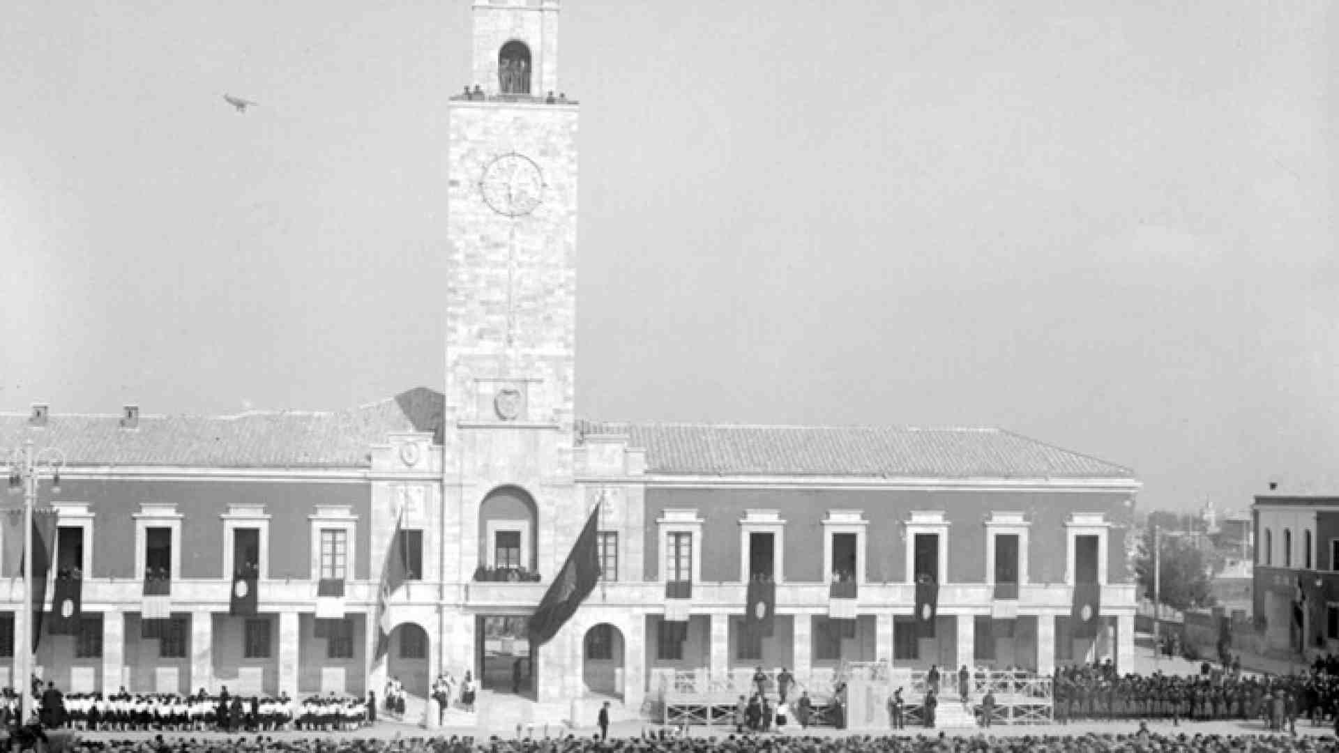 Pd e moschetto. I dem votano con la destra e finanziano il centenario un po' nostalgico di Latina