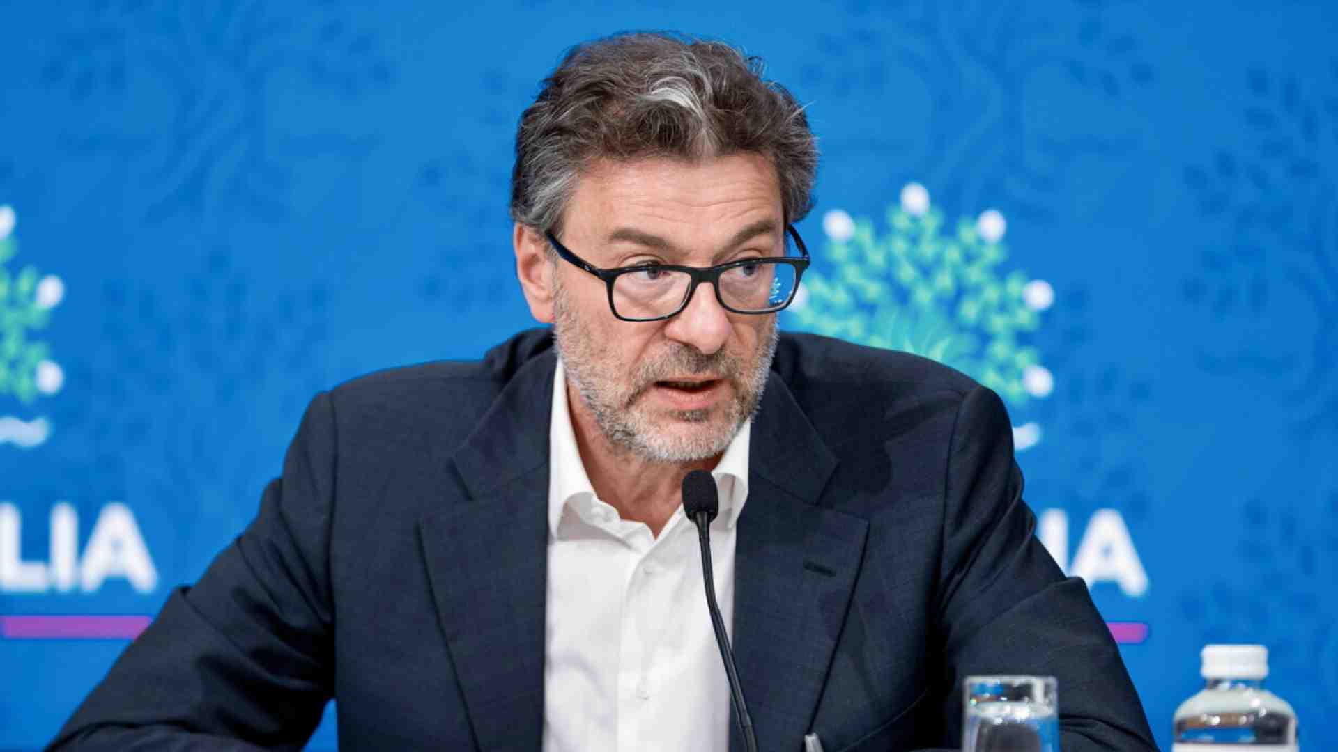 Giorgetti fa surf: tassa i “Paperoni”, nomina Perrotta Ragioniera. Il fantasma di Pier Silvio