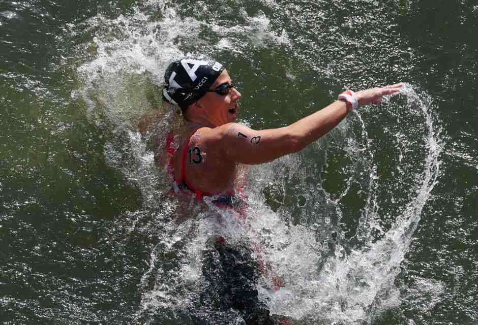 Il bronzo “controcorrente” di Ginevra Taddeucci nelle acque della Senna