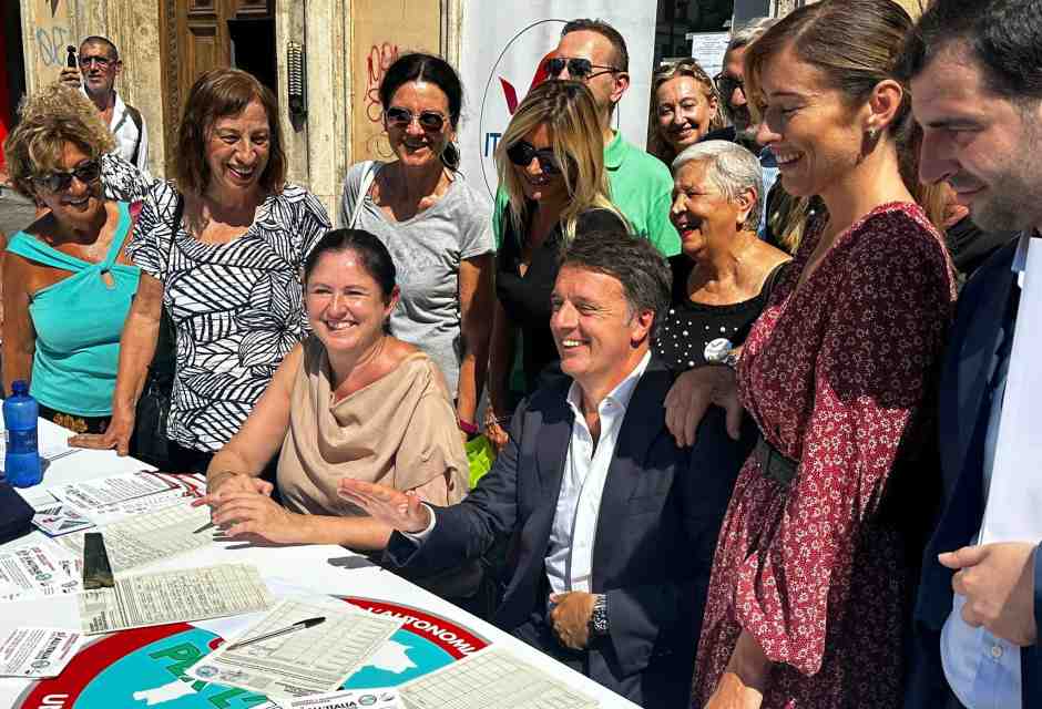 Renzi raccoglie le firme contro l'Autonomia e spiega ai militanti: il Terzo Polo è finito