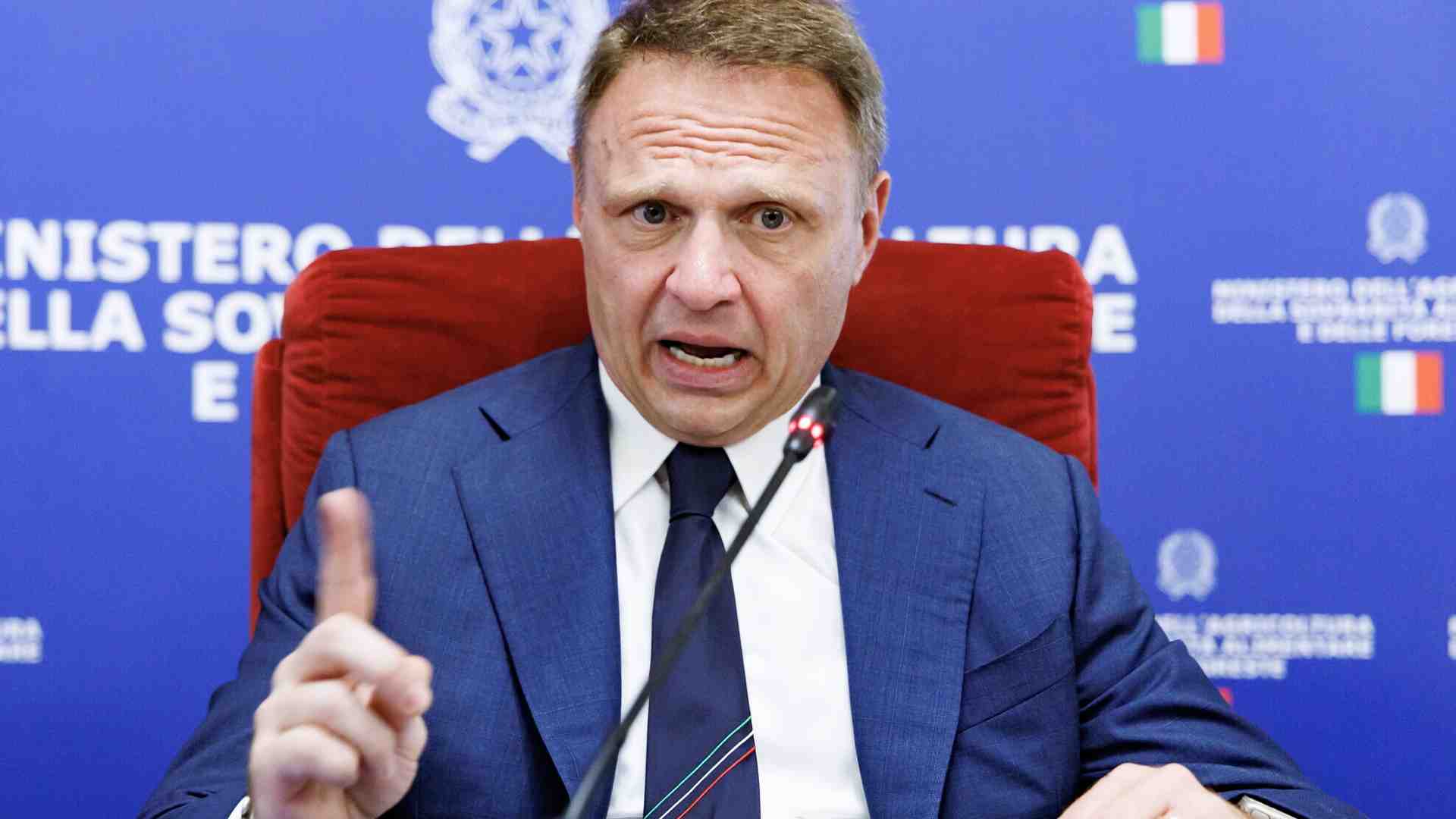 Il Lollo Terrore. Cerca talpe al ministero ma continua a spostare dirigenti e chiedere leggine