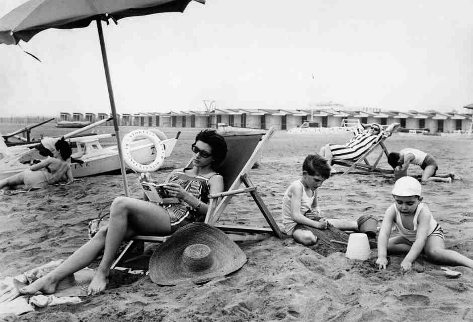 Estate di carta e inchiostro. I libri da portare in vacanza, o per chi resta in città