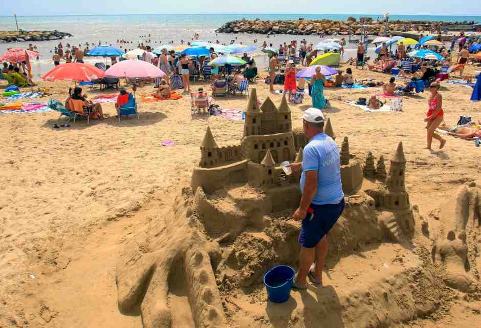 In questo mondo di sabbia. Storie di cemento e calcestruzzo contro la retorica catastrofista