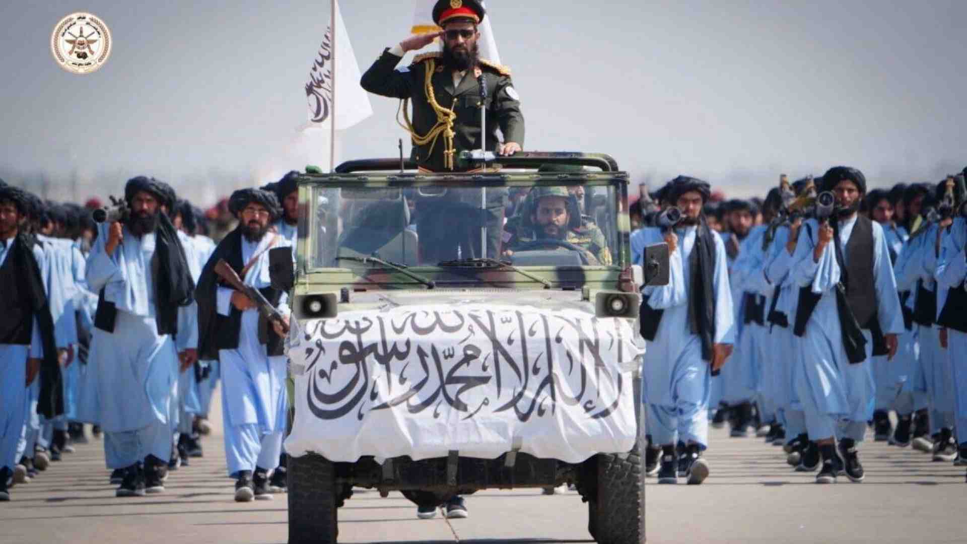 I talebani celebrano il collasso afghano con una parata. Cinesi e iraniani tra gli ospiti d’onore