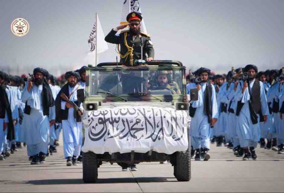 I talebani celebrano il collasso afghano con una parata. Cinesi e iraniani tra gli ospiti d’onore