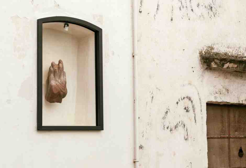 A Parabita le edicole votive sono occupate dai demoni dell'arte contemporanea