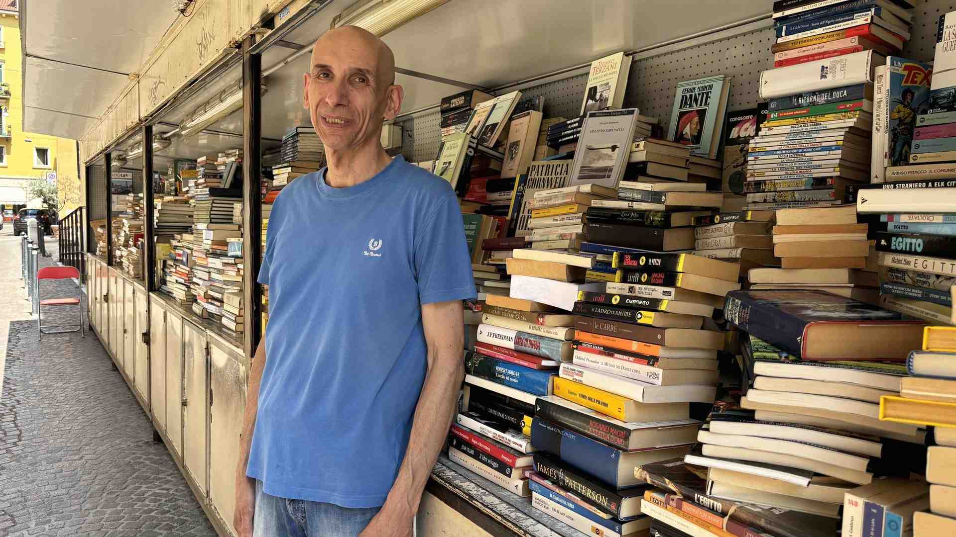 La bancarella di libri che dal 1947 resiste nel cuore della città