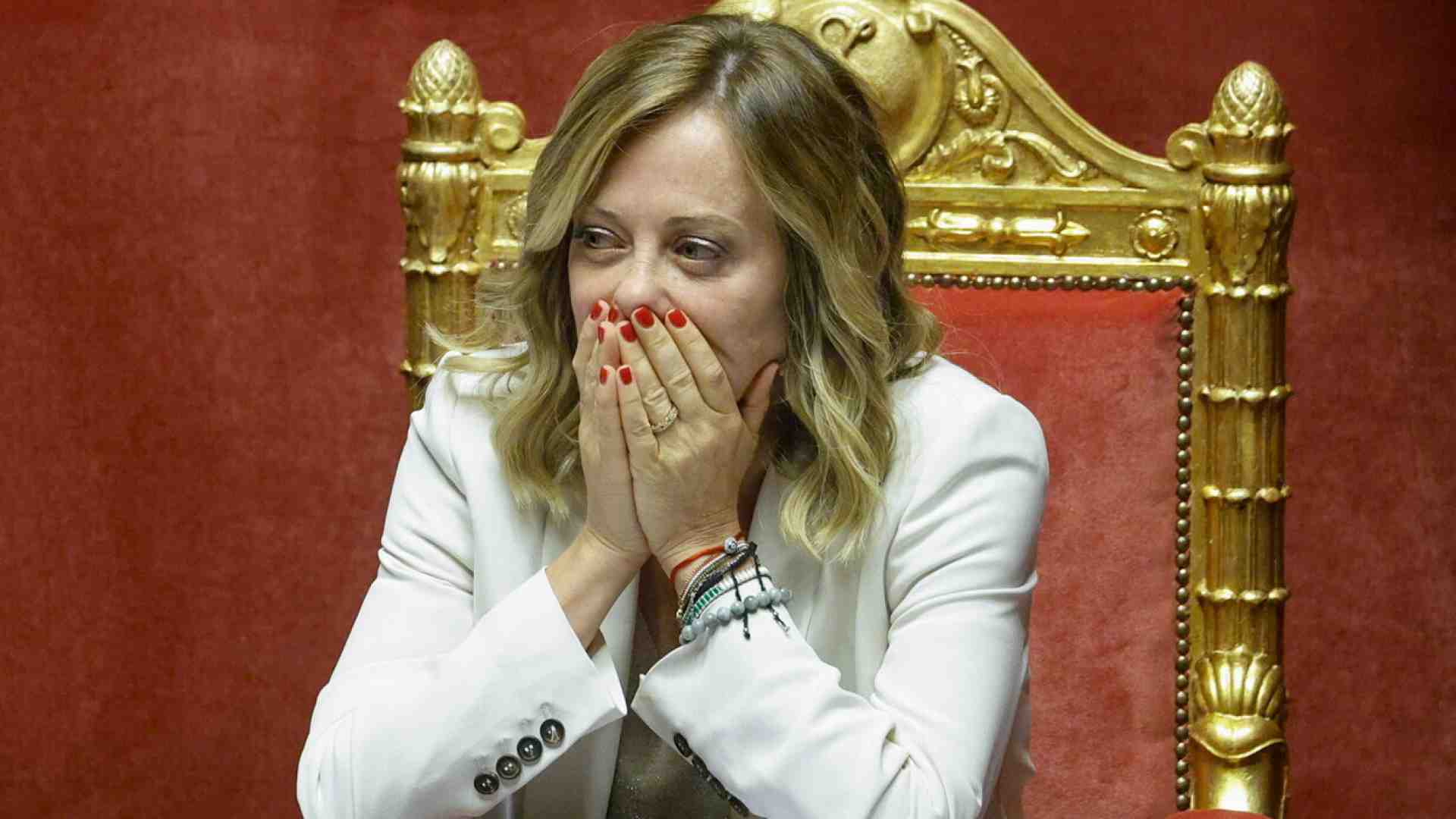 Meglio andarci piano con la storia della complottomania di Meloni